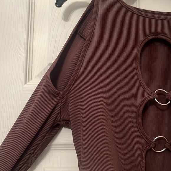 NWT SHEIN Trendy Chocolate Brown Open Shoulder Ring Crop Top - Picture 6 of 9